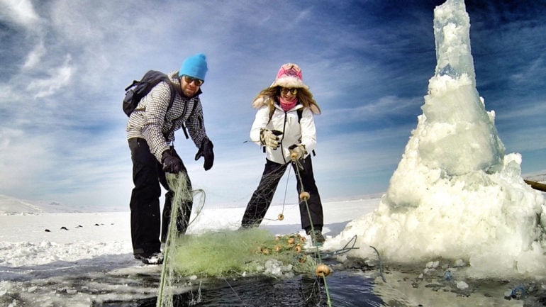 ÇILDIR GÖLÜ’NDE BUZDA BALIK AVI