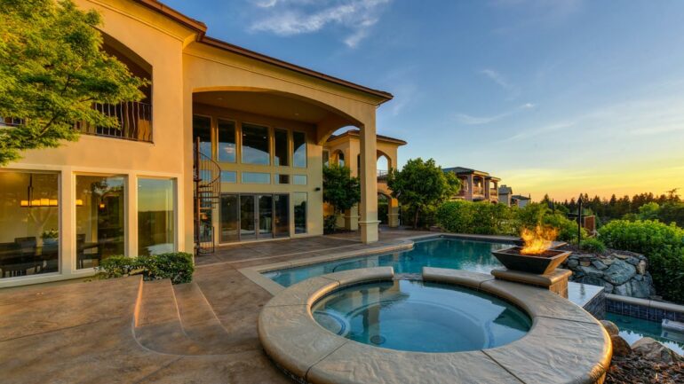 ISITMALI VEYA KAPALI HAVUZLU TATİL VİLLALARI